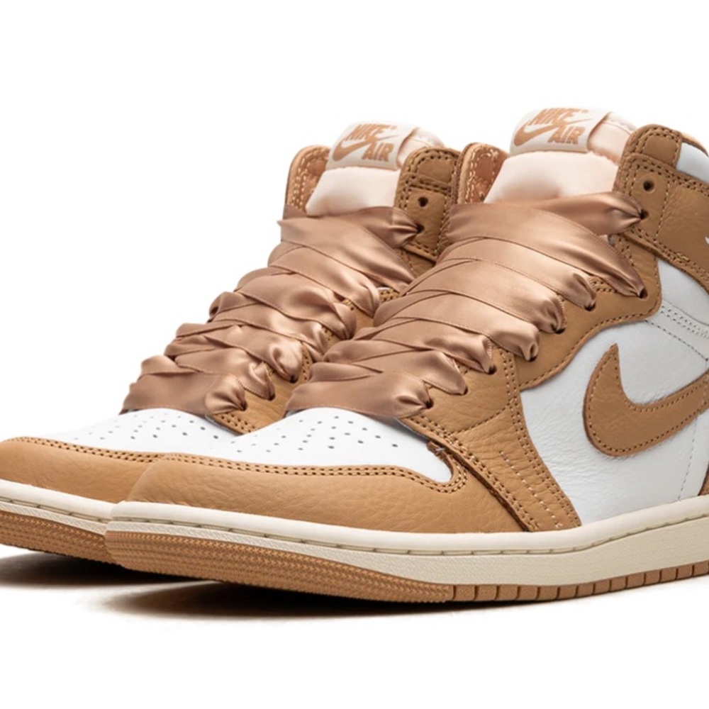 New Nike women’s 7.5 Jordan retro hi praline & white sneaker